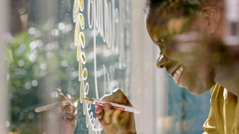 Edding 4085 Marker - Green-Metallic - 1 Chalk Pen - Round Nib 1-2 mm - Fine-Nib Wet Wipe Pen for Chalkboards, Windows, Glass, Mirrors - Liquid Marker for Opaque Coverage - Image 2